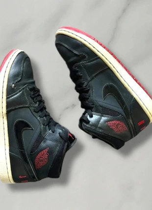 Jordan 1 mid black university red white taille 41 en bon état, marke: Jordan, zustand: Sehr gut, größe: 41, 40,00 €, 42,70 € beinhaltet Vinted-Käuferschutz Pro