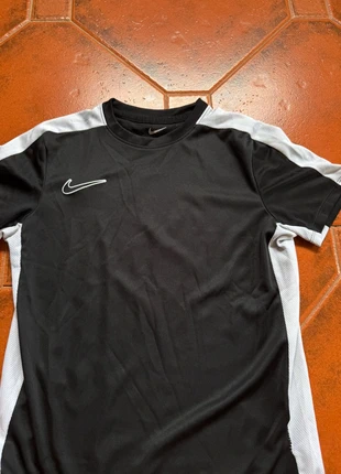 Nike Dri-FIT T-Shirt – Kids / Size 12Y (152 cm) | Breathable Sportswear, marque: Nike, état: Très bon état, taille: 12 ans / 152 cm, 5,00 €, 5,95 € Protection acheteurs incluse