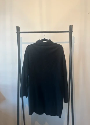 Loose-Fit Black Ribbed Dress – One Size, staat: Heel goed, maat: Universele maat, € 3,00, € 3,85 inclusief Kopersbescherming