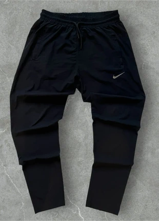 Pantalon Nike Imperméable Noir Homme – Taille M, Très Bon État, marca: Nike, estado: Muito bom, tamanho: M, €21.00, €22.75 inclui Proteção do Comprador