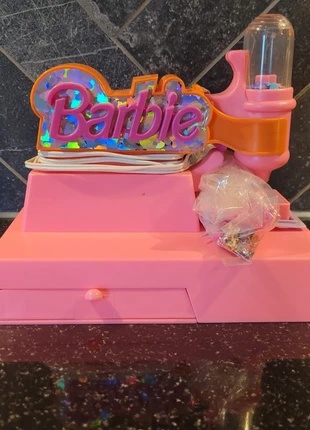 Barbie Fashion Decorator System Machine, merk: Barbie, staat: Heel goed, maat: 3 jaar / 98 cm, € 10,00, € 11,20 inclusief Kopersbescherming