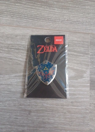 The legend of zelda pin hylian shield, staat: Nieuw met prijskaartje, € 9,99, € 11,19 inclusief Kopersbescherming