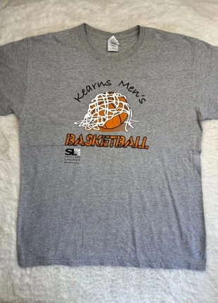 1972. T-shirt Gildan L gris – Kearns Men’s Basketball, brand: Gildan, condizioni: Ottime, taglia: L, €10.00, €11.20 include la Protezione acquisti