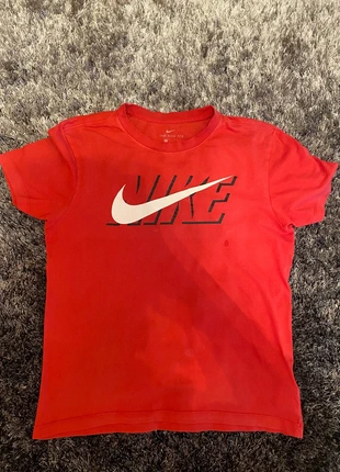 T-shirt Nike vermelha, merk: Nike, staat: Heel goed, maat: S, € 8,99, € 10,14 inclusief Kopersbescherming
