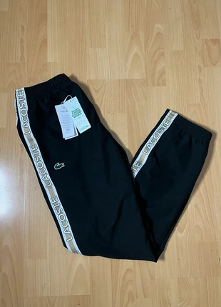 Pantalon Jogging Lacoste noir à bandes marron / blanc taille XS, marque: Lacoste, état: Neuf avec étiquette, taille: XS, 59,00 €, 62,65 € Protection acheteurs incluse