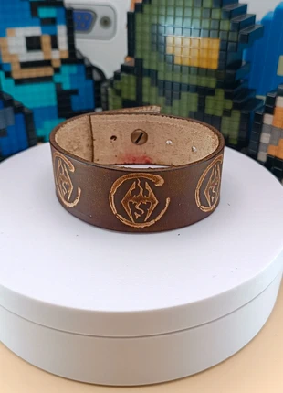 Bracelet en cuir marron " Skyrim", marca: Games Workshop, estado: Muy bueno, 13,00 €, 14,35 € Protección al comprador incluida