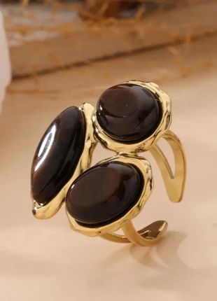 Bague dorée à trois cabochons marron – acier inoxydable, merk: justnathalie, staat: Nieuw met prijskaartje, maat: Aanpasbaar, € 12,90, € 14,25 inclusief Kopersbescherming