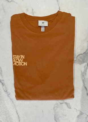 T-shirt H&M orange taille L avec design au dos, marke: H&M, zustand: Sehr gut, größe: L, 2,00 €, 2,80 € inklusive Vinted-Käuferschutz