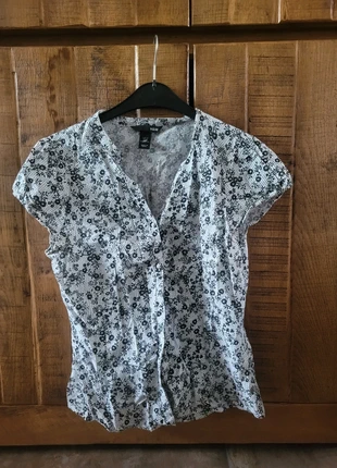 Cutesy blousje met bloemetjes, merk: H&M, staat: Heel goed, maat: L / 40 / 12, € 3,00, € 3,85 inclusief Kopersbescherming
