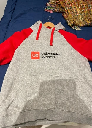 Sudadera gris y roja UE - Talla L, marca: Roly, estado: Muy bueno, tamaño: L, 20,00 €, 21,70 € Protección al comprador incluida