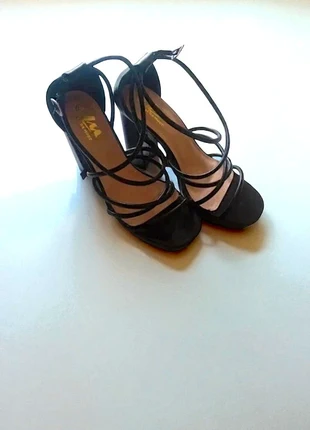 Sandales Talons Épais Noirs - Brides Multiples - T.41 Très bon état, marca: sans marque, estado: Muy bueno, tamaño: 41, 8,00 €, 9,10 € Protección al comprador incluida