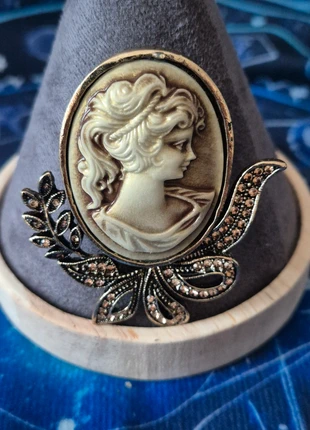 Jolie broche en métal et strass modèle camé style bohème, zustand: Sehr gut, 7,50 €, 8,58 € inklusive Vinted-Käuferschutz