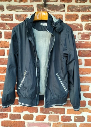 Blouson mi-saison, merk: H&M, staat: Heel goed, maat: 13 jaar / 158 cm, € 5,00, € 5,95 inclusief Kopersbescherming