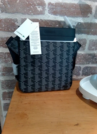 Neuf Sacoche Lacoste noir gris The Blend Crossover Bag NH4260LX Pochette Bandoulière, marke: Lacoste, zustand: Neu, mit Etikett, 69,80 €, 73,99 € inklusive Vinted-Käuferschutz