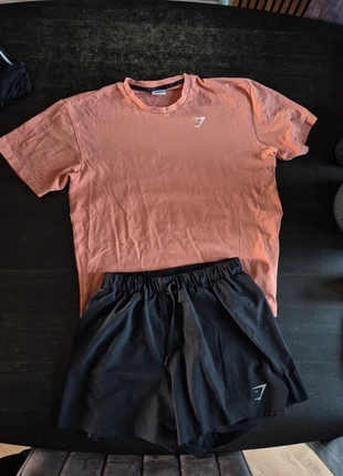 Gymshark setje, t-shirt en korte broek, merk: Gymshark, staat: Heel goed, maat: M, € 15,00, € 16,45 inclusief Kopersbescherming