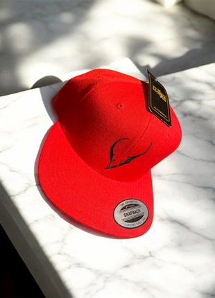 Red Snapback Cap The classic One Size, merk: The Classics, staat: Nieuw met prijskaartje, maat: Universele maat, € 5,00, € 5,95 inclusief Kopersbescherming