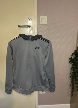 Veste grise Under Armour, marque: Under Armour, état: Très bon état, taille: 12 ans / 152 cm, 30,00 €, 32,20 € Protection acheteurs incluse