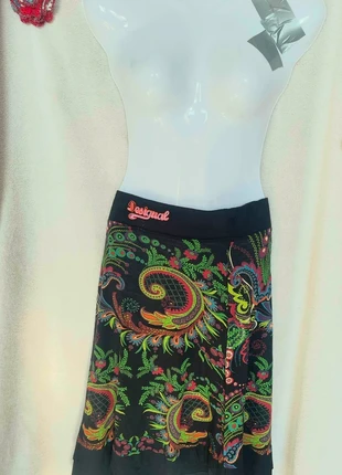 Jupe mi-longue noire et multicolore Desigual T.XS, marke: Desigual, zustand: Sehr gut, größe: XS / 34 / 6, 15,00 €, 16,45 € inklusive Vinted-Käuferschutz