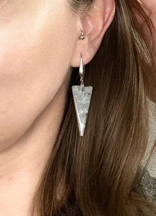Triangle earrings White and silver, merk: Handgemaakt, staat: Nieuw zonder prijskaartje, € 2,00, € 2,80 inclusief Kopersbescherming