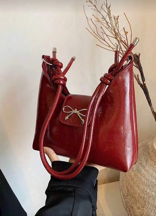 Sac Hobo/Baguette Bordeaux Brillant Nœud Métallique - Style Chic Y2K, marque: LOOK, état: Neuf avec étiquette, 20,00 €, 21,70 € Protection acheteurs incluse