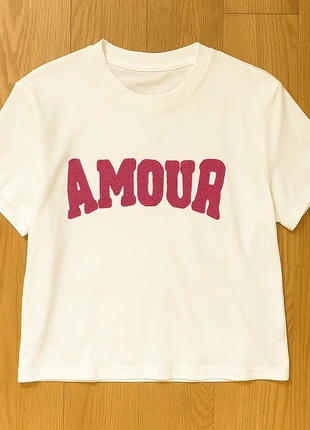 Haut court blanc “AMOUR” à lettres roses pailletées, marque: LOOK, état: Très bon état, taille: S / 36 / 8, 19,00 €, 20,65 € Protection acheteurs incluse