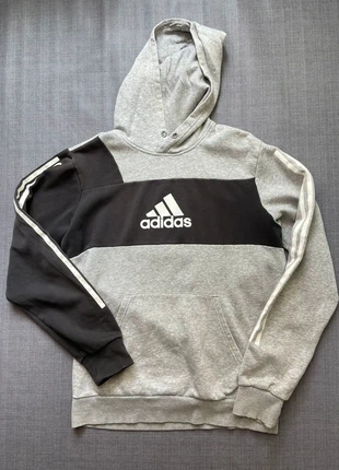 Hoodie Adidas M – gris et noir, modèle 2019, logo brodé, style sportswear moderne, marque: adidas, état: Bon état, taille: M, 10,00 €, 11,20 € Protection acheteurs (Pro) incluse
