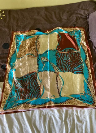 « Carré de soie » chaîne & animalier, marque: non connue, état: Très bon état, 2,00 €, 2,80 € Protection acheteurs incluse