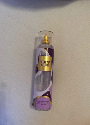 Petals in bloom body mist, merk: Action, staat: Nieuw met prijskaartje, € 1,00, € 1,75 inclusief Kopersbescherming