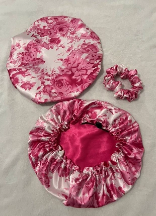 Bonnet satin reversible fleuri rose crème blanc et chouchou offert, marke: Fait Main, zustand: Sehr gut, 15,00 €, 16,45 € beinhaltet Vinted-Käuferschutz Pro