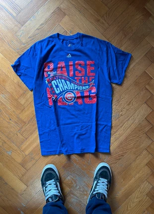 Vintage Chicago Cubs 2016 Champions T-Shirt | Raise the Flag | MLB Tee, marke: Vintage Dressing, zustand: Sehr gut, größe: M, 23,90 €, 25,80 € inklusive Vinted-Käuferschutz
