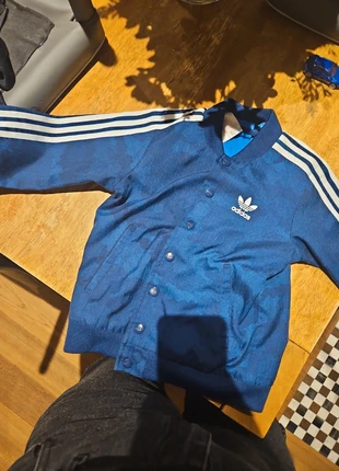 Giacca bottoni Adidas Original Baby camouflage bluette, marca: adidas, estado: Muito bom, tamanho: 18-24 meses / 86 cm, €3.00, €3.85 inclui Proteção do Comprador