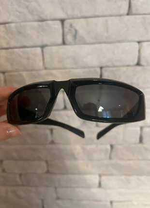 Occhiali neri stretti stile maschera – look rave / Y2K, marque: Zalando, état: Très bon état, 9,00 €, 10,15 € Protection acheteurs incluse