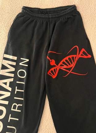 pantaloni tuta Tsunami Nutrition nera - taglia M (oversize), marke: tsunami nutrition, zustand: Sehr gut, größe: M, 20,00 €, 21,70 € inklusive Vinted-Käuferschutz