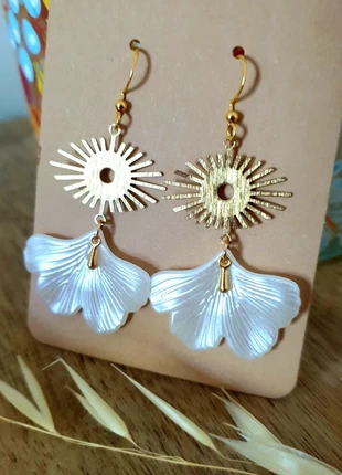 Boucles d'oreilles pendantes avec feuilles de ginkgo nacrées montées sur crochets en argent plaqué, merk: Fait Main, staat: Nieuw zonder prijskaartje, € 9,00, € 10,15 inclusief Kopersbescherming Pro