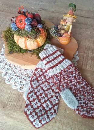 Noorsewanten in de kleuren Roodbruin en Beige, merk: Hand Knitted, staat: Nieuw zonder prijskaartje, maat: M, € 25,00, € 26,95 inclusief Kopersbescherming