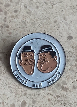 Pin’s Laurel et Hardy +, condition: Very good, €1.00, €1.75 includes Buyer Protection