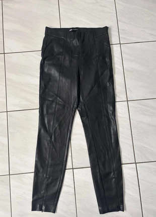 Pantalon femme noir similicuir Zara en très bon état taille 38/M, marque: Zara, état: Très bon état, taille: L / 40 / 12, 13,00 €, 14,35 € Protection acheteurs incluse