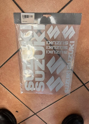 cartella adesivi Suzuki grigio, brand: Suzuki, condizioni: Nuovo con cartellino, €10.00, €11.20 include la Protezione acquisti Pro