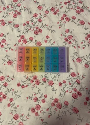 Pilulier Semainier Coloré | Amazon, brand: Amazon, condition: New without tags, €7.00, €8.05 includes Buyer Protection