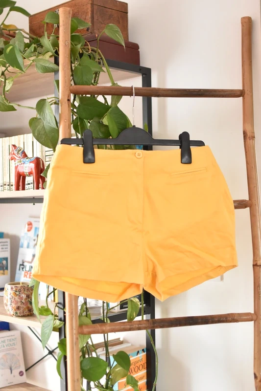 Short vintage jaune taille 38 ( indiquée 44 mais impossible, mesures en bas), en bon état. - photo numéro 3
