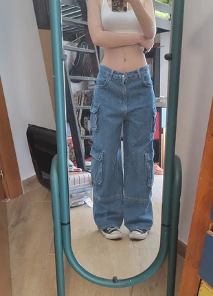 Pantalone cargo in denim a vita bassa, marca: Bershka, estado: Nuevo sin etiquetas, tamaño: XS / 34 / 6, 14,00 €, 15,40 € Protección al comprador incluida