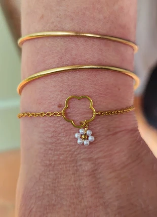 Bracelet fin à anneau fleur dorée et pendentif fleur à perles blanches nacrées - Acier inoxydable, marke: Fleur, zustand: Sehr gut, 8,50 €, 9,63 € beinhaltet Vinted-Käuferschutz Pro