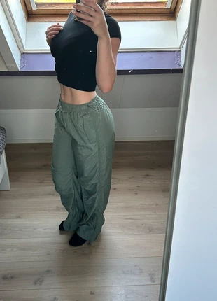 Groene parachute broek, merk: New Yorker, staat: Nieuw met prijskaartje, maat: XS / 34 / 6, € 10,00, € 11,20 inclusief Kopersbescherming