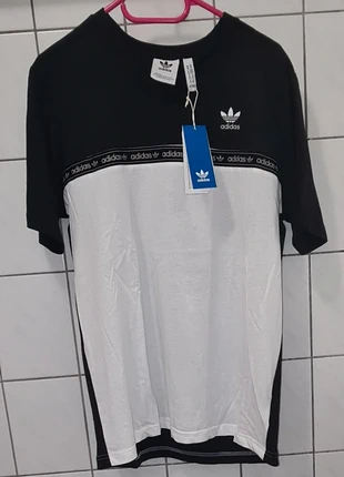 T-Shirt Adidas Schwarz-weiss M, marca: adidas, estado: Novo com etiquetas, tamanho: M, €25.00, €26.95 inclui Proteção do Comprador
