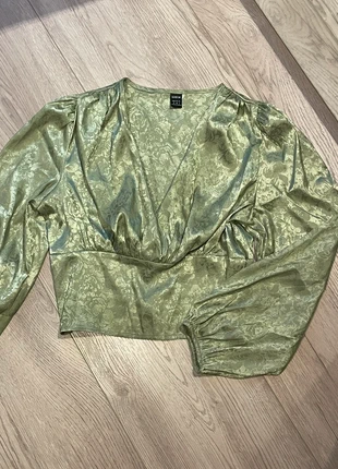 Groene satijnlook croptop van Shein – maat M – met bloemenpatroon, marque: Shein, état: Neuf sans étiquette, taille: M / 38 / 10, 2,00 €, 2,80 € Protection acheteurs incluse