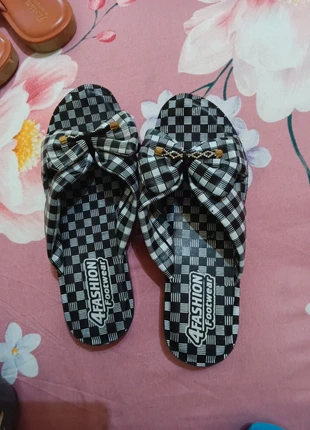 Ciabatte con fiocco 4Fashion Footwear" con una fantasia a scacchi bianchi e neri., brand: 4Fashion footwear, condizioni: Nuovo senza cartellino, taglia: 36, €20.00, €21.70 include la Protezione acquisti