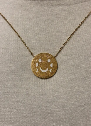 Beau collier médaillon doré gravé avec phases de lune blanches et inscription, marque: Witch, état: Très bon état, 15,00 €, 16,45 € Protection acheteurs incluse