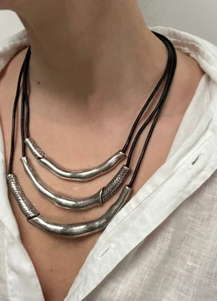 Multilayered cord necklace, marque: NECKLACE, état: Très bon état, 10,00 €, 11,20 € Protection acheteurs incluse