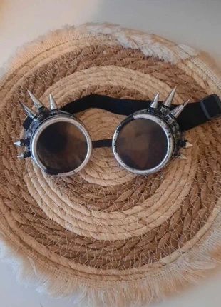 lunette punk spike gris argenté, marque: Steam Punk, état: Très bon état, 13,00 €, 14,35 € Protection acheteurs incluse
