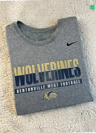 T-shirt Nike universitaire / taille L, brand: Nike, condition: Very good, size: L, €11.00, €12.25 includes Buyer Protection